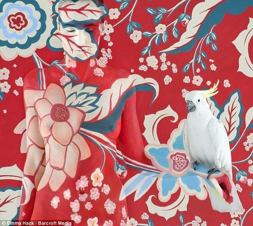 艾玛很喜欢在作品中使用鸟这一元素，鹦鹉、孔雀、猫头鹰等都曾在她的作品中出现。