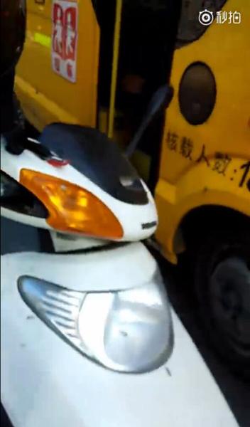 交警便装骑无牌摩托查扣校车拒亮证 警方:已停职