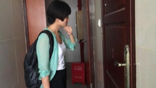 网传上海一男子小区内虐猫 物业:小区