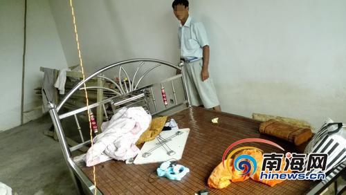 小文所睡的不锈钢床。