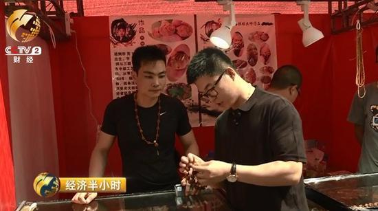 曹荻明打理着家里的一家老字号的文玩店，几乎每个潘家园的集日他都会来逛逛，有时是为了捡漏、进货，更多的时候是为了感受一下市场的行情。