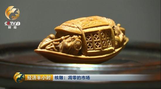 人越聚越多，买卖兴隆，核雕价格也节节攀升，从几百元涨到几千元，又从几千元蹿到几万元，很多原本不是从事核雕的工匠，也纷纷转行来雕刻橄榄核。