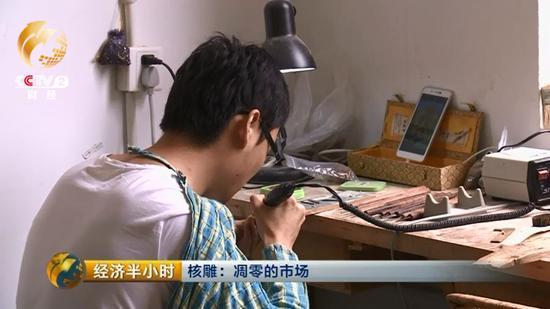 不仅是其它行业的工匠转行做核雕，连原来没有任何手艺的外行人也纷纷开始雕刻橄榄核。