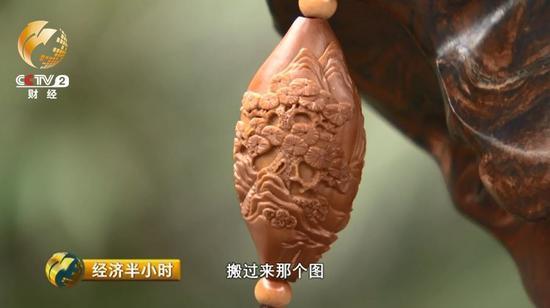 传统的橄榄核作品往往只有人物，他现在在作品上增加了风景和动物等元素，同时也在研究借鉴竹雕、木雕的刀法来把橄榄核雕刻得更加细致。