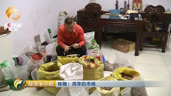 这天傍晚，当记者来到他家时，他正在整理囤在家里的橄榄核。