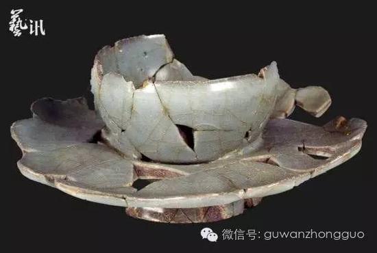 南宋修内司官窑盏托。