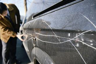 男子和女友吵架 拿钥匙划伤13辆汽车“撒气”