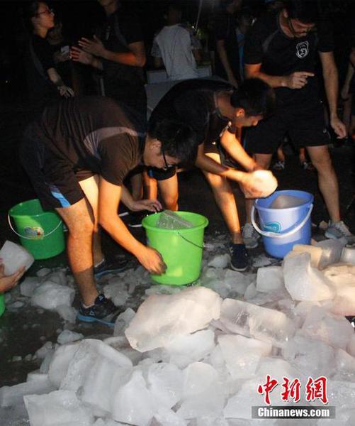 图为学生们在装冰块。