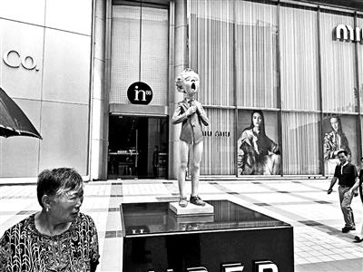 王府井in88购物中心西侧，“小男孩”下半身衣不遮体