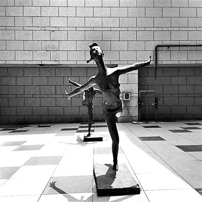 常营长楹龙湖天街楼下，“年轻女孩”胸部暴露