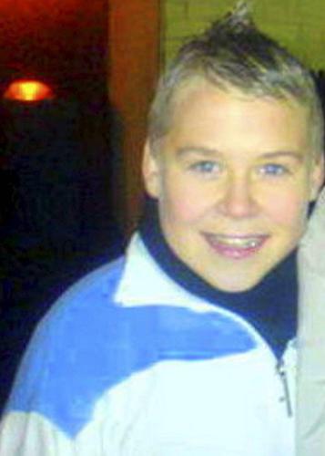 帕米-罗斯原名保尔-威腾，出生在英国桑德兰市。帕米从小就因自己女孩子一样的性格受尽了同学们的凌辱。到了14岁，帕米开始化妆，并穿着女生校服，她决定坦然接受自己的与众不同。