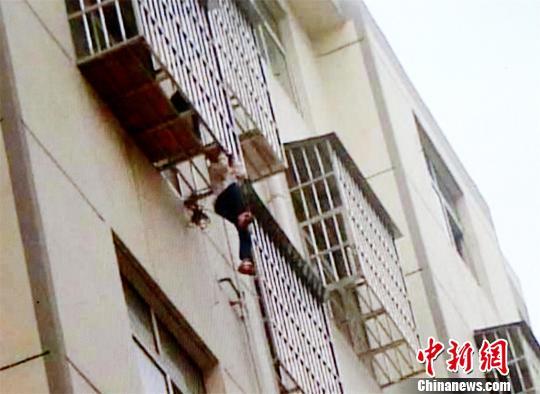 5岁男孩被卡窗外双脚悬空路人踩板凳托举救人