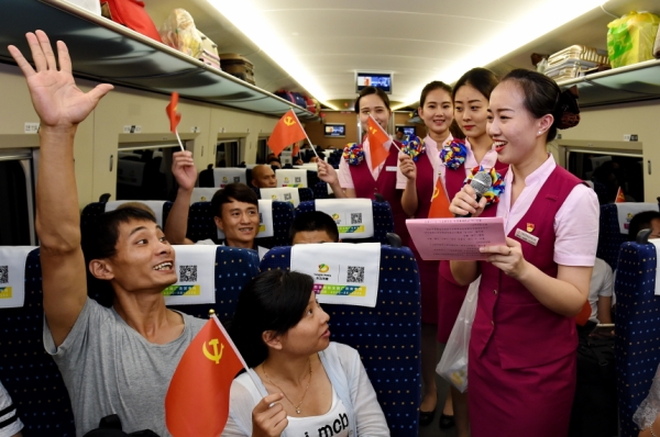 新华社照片，福州，2016年6月30日
    列车上的主题党日
    6月30日，福州客运段党员和入党积极分子在车厢里进行党史知识竞答。
　　当日，南昌铁路局福州客运段组织党员和入党积极分子，在闽西革命老区龙岩至北京的列车上开展“我服务，我奉献”主题党日活动，喜迎中国共产党95岁生日。
    新华社记者 张国俊 摄