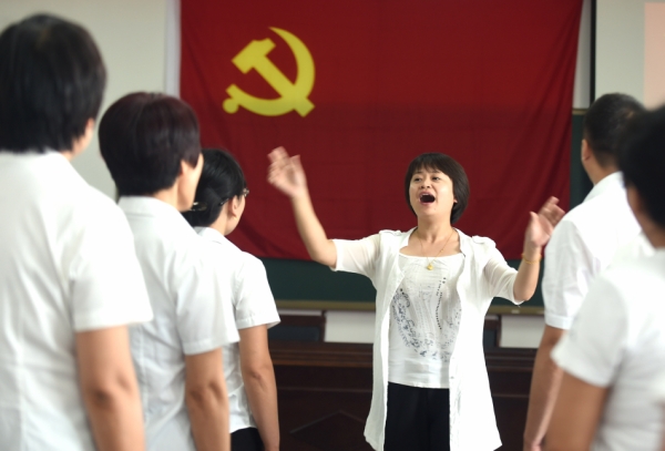 新华社照片，大厂（河北），2016年6月30日
    巡回党课迎“七一”
    6月30日，在河北省大厂回族自治县大厂二中举办的“巡回宣讲堂”上，参加培训的党员教师在合唱歌曲《没有共产党就没有新中国》。
    在“两学一做”学习教育中，河北省大厂回族自治县针对机关事业单位党组织、农村社区党组织、非公企业党组织开办“巡回宣讲堂”，组织宣讲团教师和宣讲助学员，通过集中、巡回和分散式相结合的形式开展宣讲，力求深入到全县每一个角落，实现宣讲工作全覆盖。
    新华社记者 李晓果摄