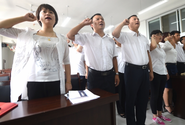 新华社照片，大厂（河北），2016年6月30日
    巡回党课迎“七一”
    6月30日，在河北省大厂回族自治县大厂二中举办的“巡回宣讲堂”上，参加培训的党员教师在合唱歌曲《没有共产党就没有新中国》。
    在“两学一做”学习教育中，河北省大厂回族自治县针对机关事业单位党组织、农村社区党组织、非公企业党组织开办“巡回宣讲堂”，组织宣讲团教师和宣讲助学员，通过集中、巡回和分散式相结合的形式开展宣讲，力求深入到全县每一个角落，实现宣讲工作全覆盖。
    新华社记者 李晓果摄