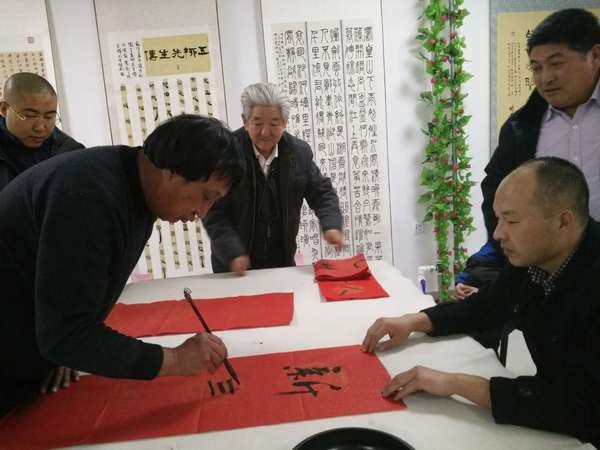 书法家在展览现场送春联