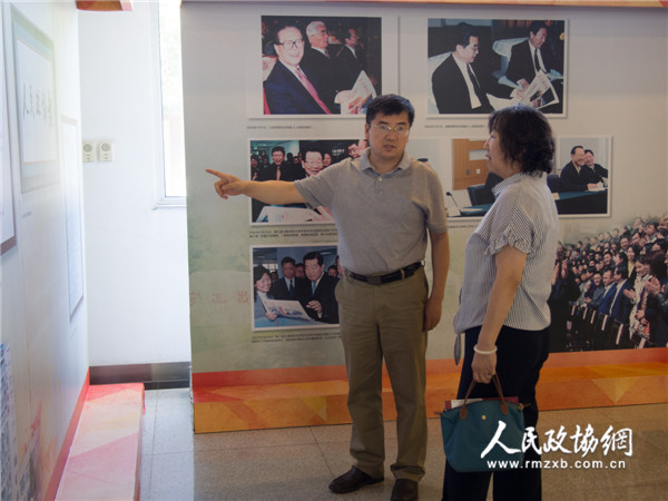 图为人民政协报社党组书记、总编辑周北川（左一）向全国政协委员周秉建（右一）介绍人民政协报社发展情况。