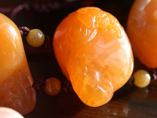 寿山田黄中萝卜丝纹多呈雾状的朦胧质感