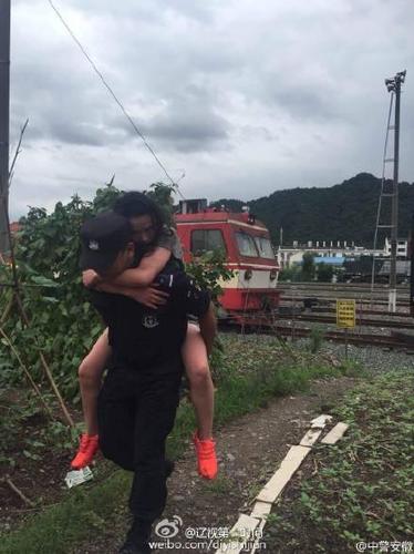 女子着急见男友却坐错车直接跳火车 身体无大碍