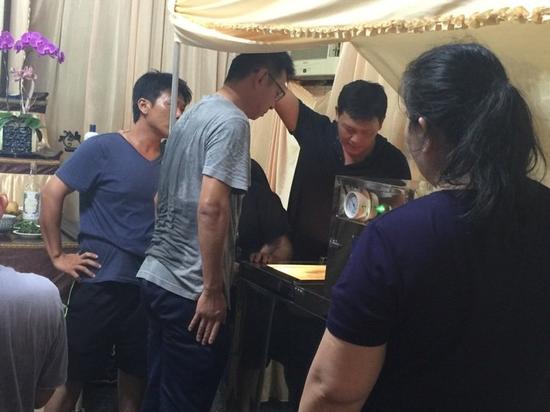 台海军官兵在遇难船长灵前下跪 家属痛骂：以为玩游戏呢？