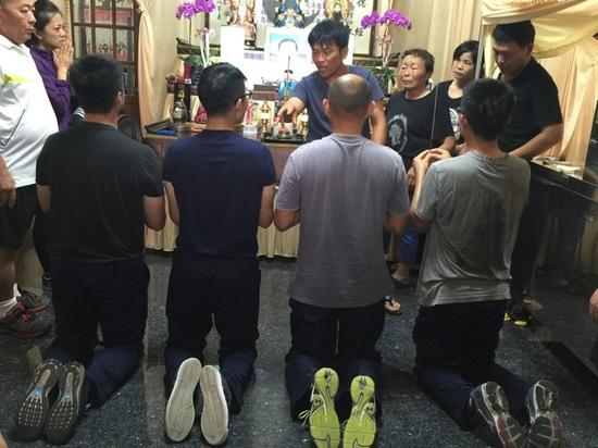 台海军官兵在遇难船长灵前下跪 家属痛骂：以为玩游戏呢？