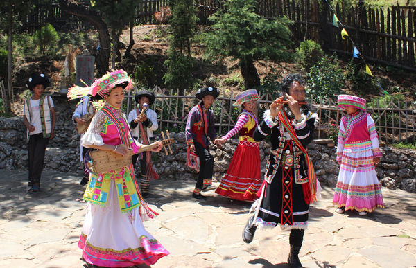 载歌载舞的傈僳族青年