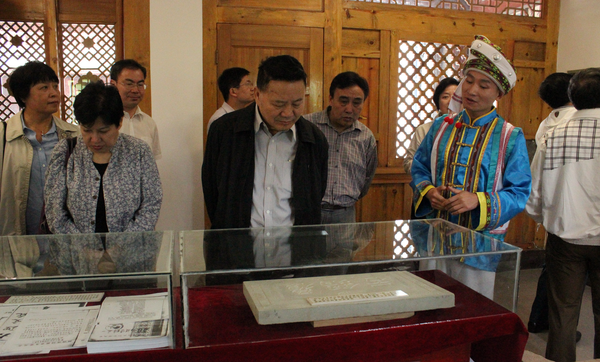 委员们考察湖南桑植县非物质文化遗产传习馆