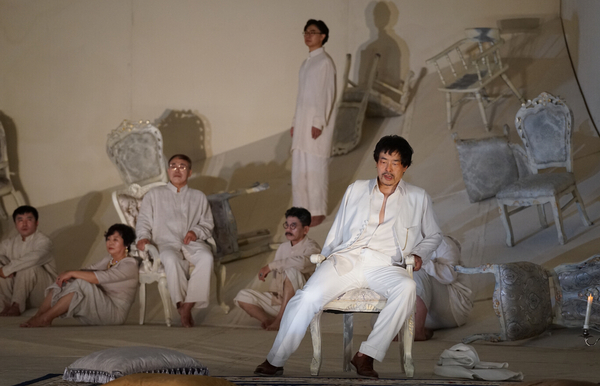 话剧《樱桃园》中，濮存昕饰演罗伯兴