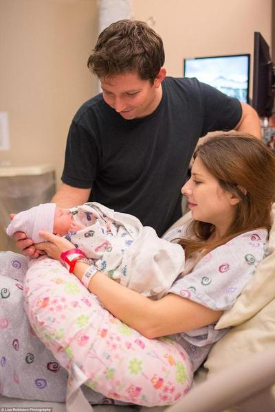 这是这个家庭的第一张全家福，看着怀里可爱的宝宝，新晋父母非常开心，从此以后，两个人的家庭开始变成三个人。罗宾逊之前经常在婚礼和旅行中为别人拍照，而这次她想为自己迎来一个新挑战。