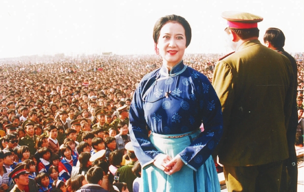 在江苏盱眙黄花塘新四军军部旧址， 10万人观看黄孝慈等人表演的京剧《沙家浜》选段