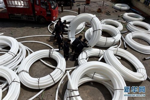 7月2日，山西省晋城市沁水县沁和能源集团中村煤业有限公司2405回风顺槽掘进工作面发生透水事故。经初步核实，当班下井94人，其中82人安全升井，12人被困井下，目前救援工作正在紧张进行中。图为7月3日，救援人员在搬运救援物资。詹彦 摄