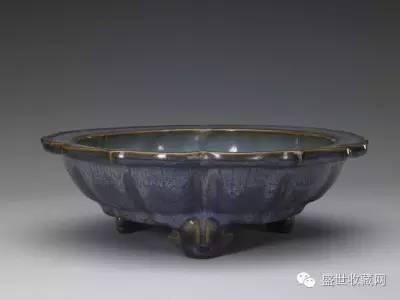 钧窑玫瑰紫釉菱花式三足花盆托　北宋