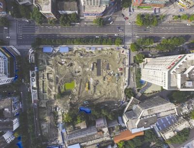 “湍驶风醒酒，船回雾起堤?！? style=