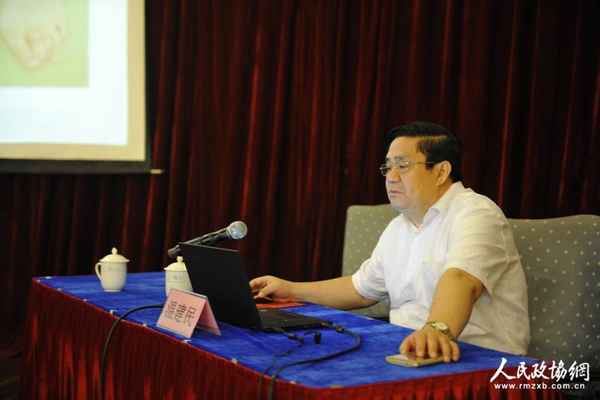 全国政协委员、中华中医药学会外治分会主任委员温建民教授做讲座