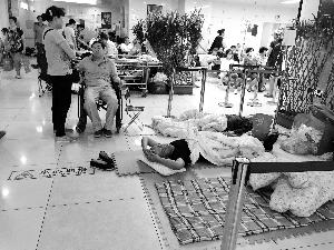 揭急诊室“床贩子”：生意火出租一次就回本（图）