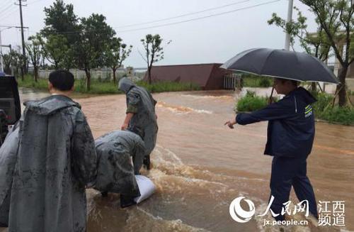 江西共青城汛情严峻 部分危旧房住户被劝离