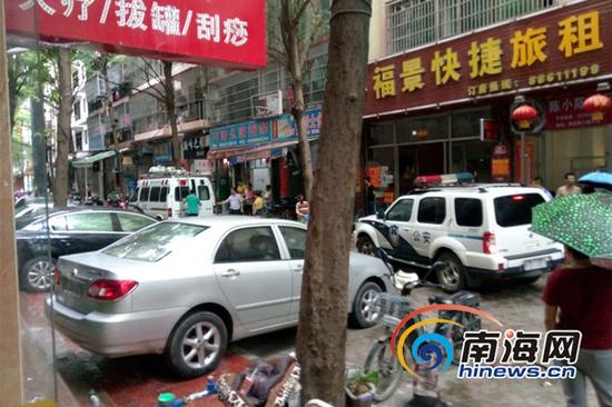 7月5日上午8点左右，三亚市商品街六巷发生一起命案，一名男子死亡。警方正在现场勘查。南海网记者叶俊一摄