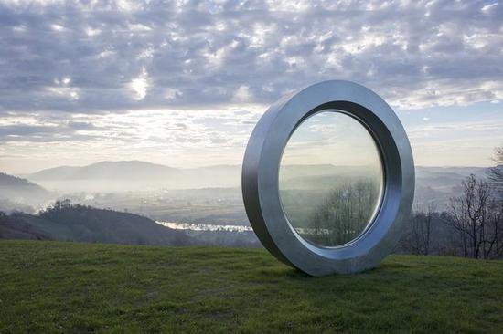 克罗地亚巨型破裂镜头雕塑 纪念于该国独立战争中殉职的摄影师