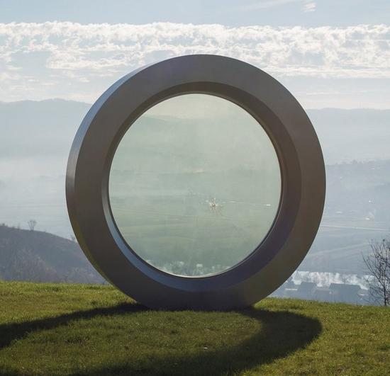 克罗地亚巨型破裂镜头雕塑 纪念于该国独立战争中殉职的摄影师