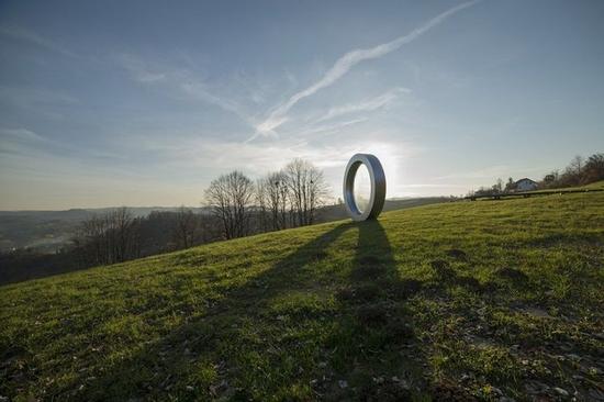 克罗地亚巨型破裂镜头雕塑 纪念于该国独立战争中殉职的摄影师