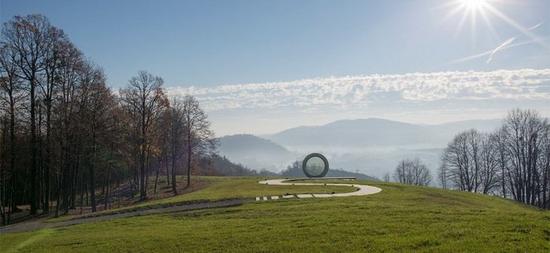 克罗地亚巨型破裂镜头雕塑 纪念于该国独立战争中殉职的摄影师