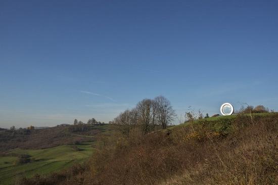 克罗地亚巨型破裂镜头雕塑 纪念于该国独立战争中殉职的摄影师