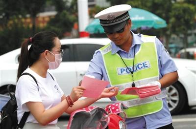 近日，江苏灌云交警在街边派发“优惠券”。
