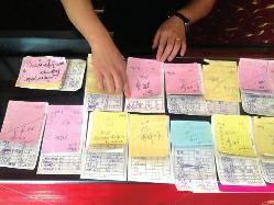 铜川讯铜川市耀州区1名公职人员和2名村委会干部在一家饭馆就餐，在2013年到2014年间，便欠下2.6万元，打了47张白条，饭店老板两年要不回欠款。