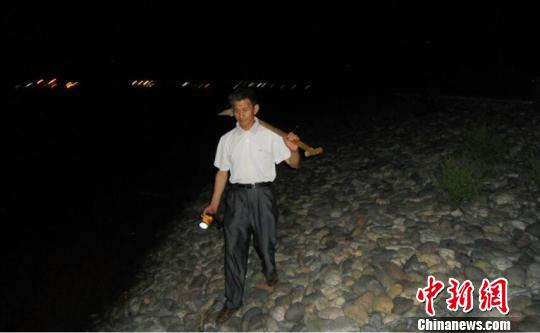 薛传根在夜间巡视江堤 毛启国 摄