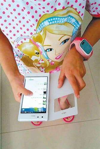 依依央求父母买智能手机，用来发红包