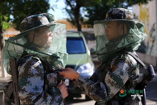 夏季来了，一提到蚊虫，大家都会不自觉地浑身发痒，避蚊虫之不及。但有这样一群人，他们却偏偏生活在蚊虫肆虐的王国，他们就是新疆军区某边防团北湾边防连的官兵们。