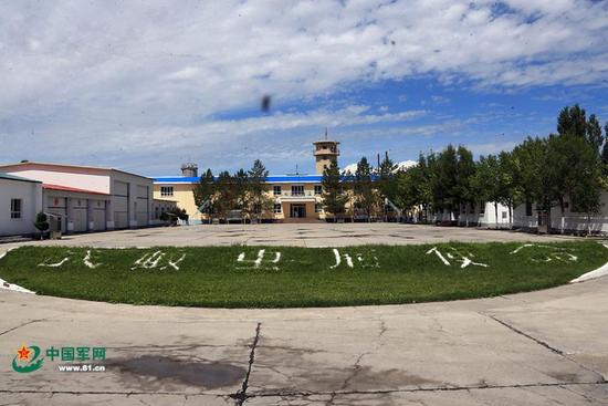 走进北湾边防连营区，映入眼帘的是官兵用石子拼成的“战蚊虫履使命”字样。