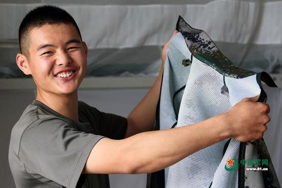 在这样蚊虫肆虐的地方巡逻，没有特殊装备怎么能行？连队官兵展示上级配发的第六代防蚊防护服。