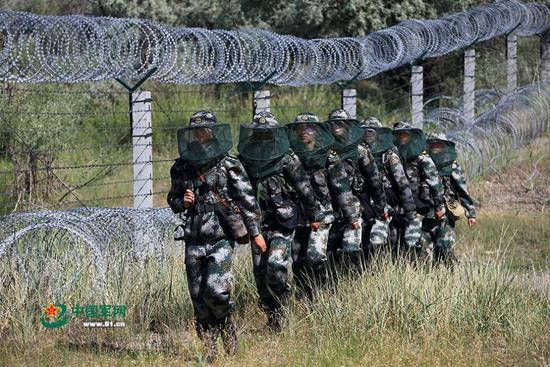 今天，“蚊虫王国”的巡逻小分队官兵就要穿上这第六代防蚊防护服，戴上防蚊帽，抵边巡逻。